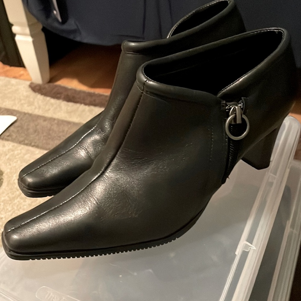 Vintage Liz Claiborne flex black leather booties size 7 worn a couple of times